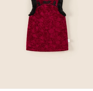 Detailaufnahme des roten Kinder-Cheongsam-Kleides mit schwarzem Kunstfell und Stickerei
