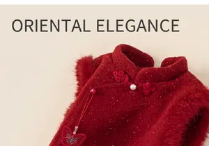 Détail de robe chinoise rouge avec boutons en perles et bordure en fourrure