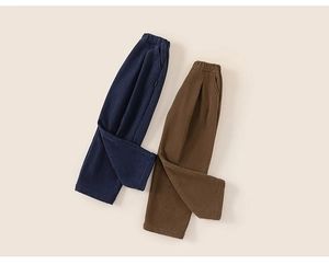 Détail du pantalon en velours côtelé bleu marine et marron avec taille élastique