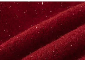 Gros plan du tissu rouge festif avec des fils argentés brillants pour robe d'enfant