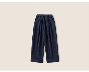 Vue détaillée du tissu en velours côtelé bleu marine avec taille élastique et poches
