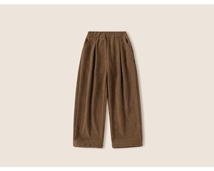 Détail du pantalon large en velours marron pour enfants avec taille élastique et plis