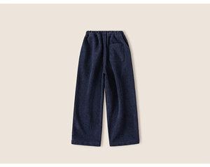 Détail du pantalon épais bleu foncé pour enfant avec taille élastique et poche arrière