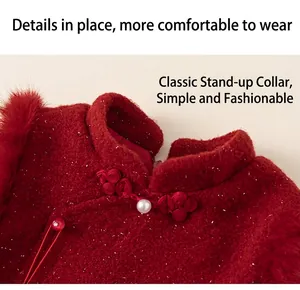 Détail de la robe de Nouvel An rouge avec col en fourrure blanche et bouton perle