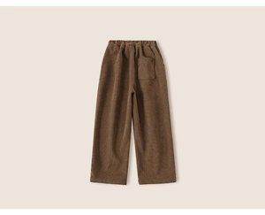 Détail du pantalon en velours côtelé marron pour enfant avec taille élastiquée
