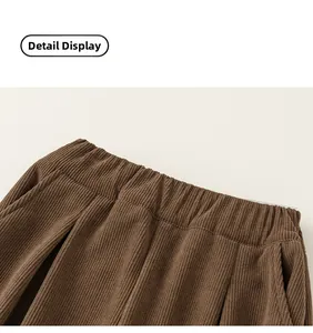 Détail de la taille élastique et texture en velours côtelé marron du pantalon d'hiver