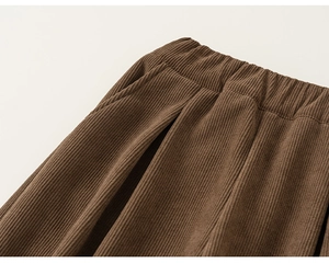 Détail du pantalon en velours côtelé marron avec taille élastique et texture