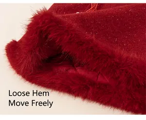 Détail d'une robe festive rouge avec tissu scintillant et bordure en fausse fourrure douce