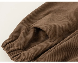 Vue détaillée de la poche latérale et de la texture velours côtelé du pantalon brun