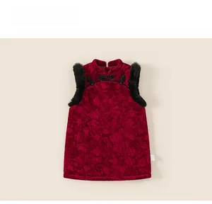 Detail der roten Samt-Kinderweste im Cheongsam-Stil mit Blumenmuster und Pelzbesatz