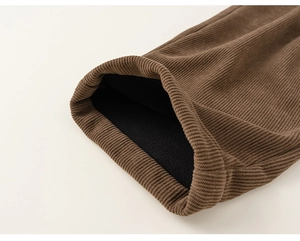 Détail du pantalon en velours côtelé marron pour enfant avec doublure polaire épaisse