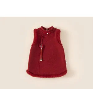 Détail du gilet rouge de style chinois avec bordure en fourrure, perle et pompon papillon