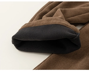 Gros plan sur le pantalon en velours côtelé marron foncé avec doublure polaire noire