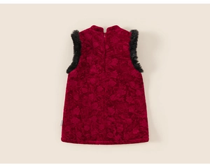 Detailansicht des roten Jacquardstoffs mit schwarzem Kunstpelzbesatz an einem Winterkleid