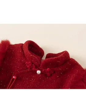 Détail d'une robe chinoise rouge avec col mandarin, bouton perle et bord en fourrure