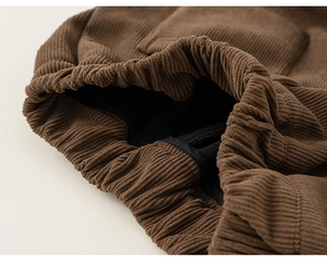 Détail du pantalon en velours côtelé marron montrant le revers et la doublure polaire