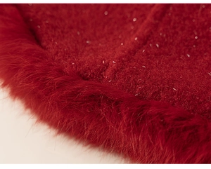Gros plan sur tissu rouge festif à paillettes argentées et bordure en fausse fourrure