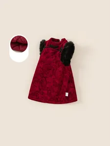Traditionelles rotes Samtkleid für Mädchen mit Kunstpelzbesatz für das Neujahrsfest