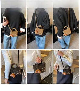 Mini sac cabas brodé avec pendentif croissant en peluche 3D porté en bandoulière pour femme