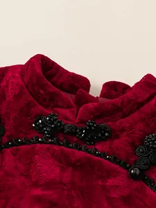 Rotes geprägtes Samt-Qipao-Kleid für Mädchen mit Stehkragen und Perlenbesetzten Knöpfen
