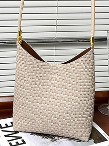 Sac fourre-tout vintage en cuir tissé beige avec détails dorés et design minimaliste