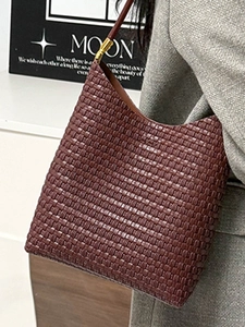 Sac cabas tissé marron vintage avec bandoulière minimaliste et détails dorés chic