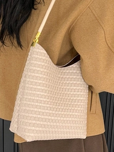 Sac hobo beige à texture tressée pour femme avec boucles métalliques dorées élégantes