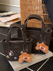 Sac à Main Mode en Cuir PU Femmes Bandoulière Sac Carré Avec Broderie Pain Café Pendentif Croissant en Peluche Retro Tote