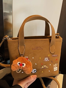 Sac à main en similicuir marron avec broderie boulangerie et charm croissant peluche