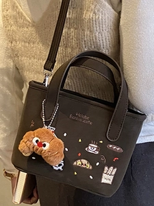 Mini sac bandoulière marron avec broderies gourmandes et breloque croissant en peluche