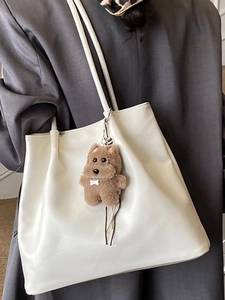 Minimalistische weiße Leder-Einkaufstasche mit süßem braunem Plüschhund-Anhänger