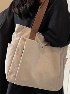 Sac cabas minimaliste en toile avec sangles brunes et grandes poches pour le quotidien et chic