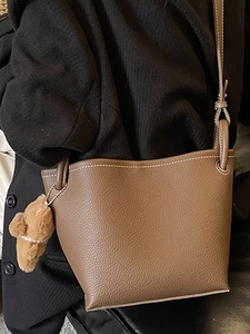Sac seau rétro en cuir litchi marron avec bandoulière et pendentif ours en peluche