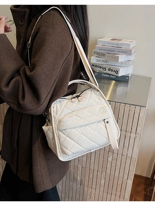 Dettaglio della borsa a tracolla in nylon trapuntato bianco con tracolla regolabile e texture