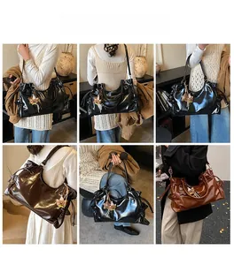 Détails du sac cabas en cuir synthétique brillant avec cordon et pendentif ourson