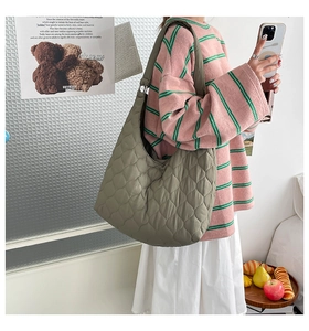 Grand sac fourre-tout matelassé vert olive en nylon pour un style décontracté chic