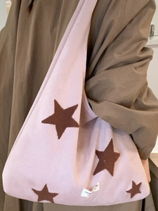 Chic pink fleece tote bag with brown star embroidery and spacious interior for winter