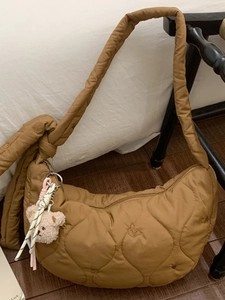 Gesteppte Puffer-Tasche in Karamell mit Bären-Stickerei und Plüsch-Anhänger
