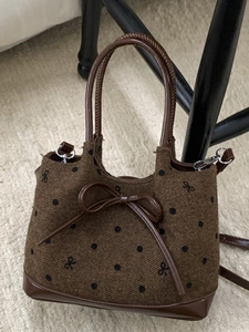 Sac fourre-tout marron avec nœud papillon à pois et poignées en cuir pour femme