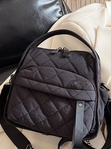 Zaino trapuntato nero in nylon con grandi rombi e maniglia superiore per donna elegante