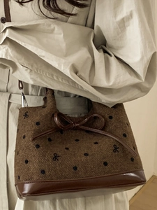 Sac fourre-tout en tweed marron avec pois noirs et nœud pour un trajet quotidien élégant