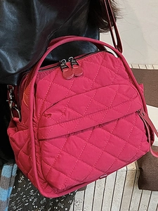 Borsa a tracolla in nylon trapuntato magenta con cuciture a rombi per donna