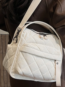 Borsa a tracolla trapuntata crema con grande capacità e ampia tracolla su cappotto