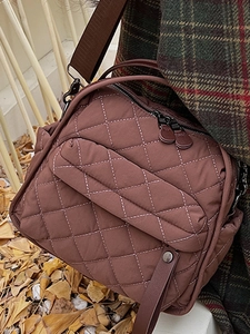 Borsa a tracolla in nylon trapuntato marrone con tracolla larga per uno stile autunnale