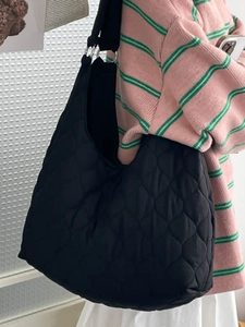 Sac fourre-tout noir matelassé pour femme en nylon léger avec motifs en losanges