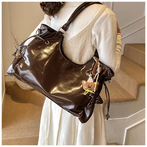 Sac fourre-tout marron foncé en cuir ciré avec détails de cordon et pendentif ours
