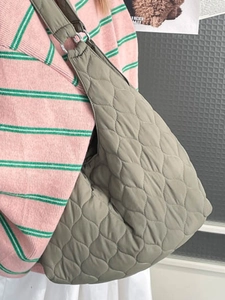 Sac fourre-tout matelassé vert olive avec motif à vagues et grand design décontracté