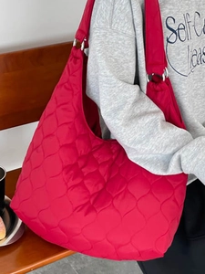 Grand sac cabas matelassé rouge pour femme avec surpiqûres losanges et larges anses