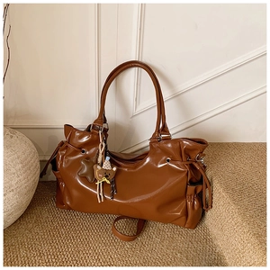 Sac fourre-tout marron brillant avec breloque ours et pendentif étoile sur escalier