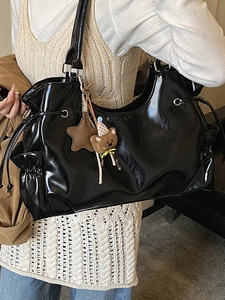 Sac à épaule chic en cuir verni noir avec cordon de serrage et breloque ours mignonne